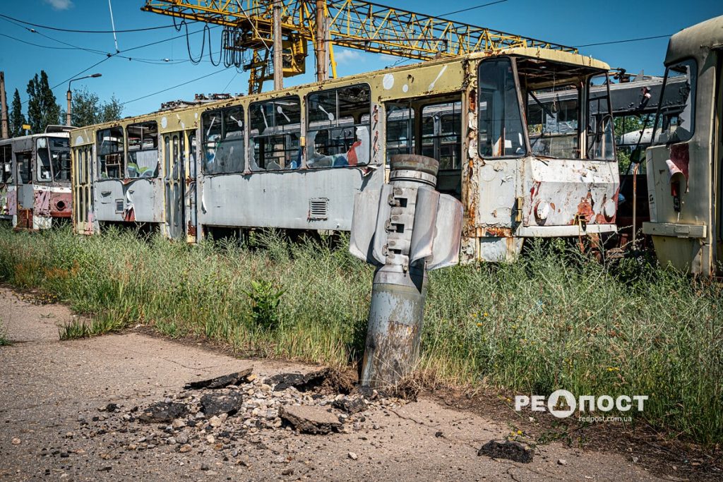 В Харькове «эвакуируют» разбитые вражескими обстрелами трамваи (видео)