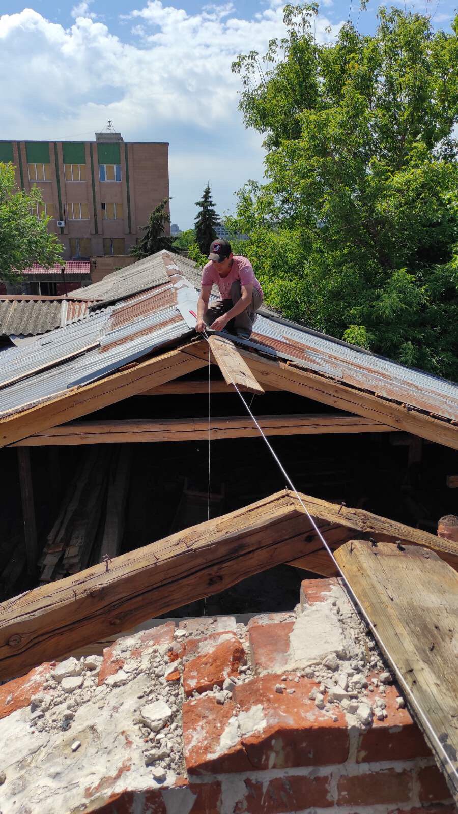 Ремонт крыши после обстрела в Харькове
