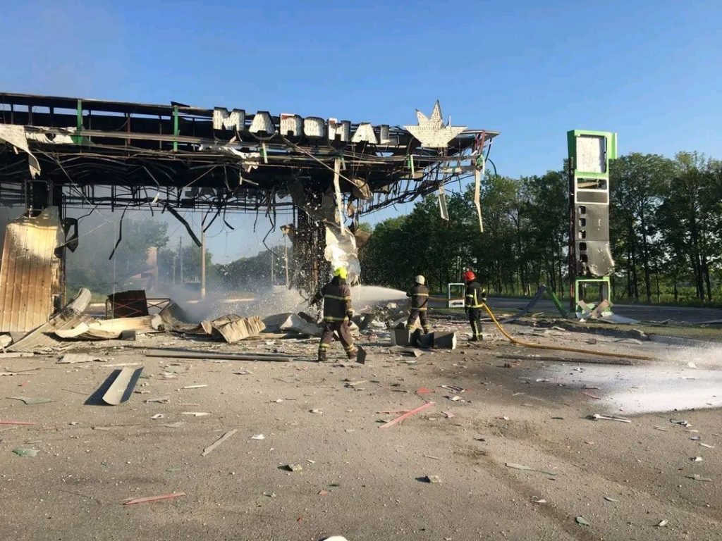 Утром в Чугуеве под обстрел попала АЗС (фото)