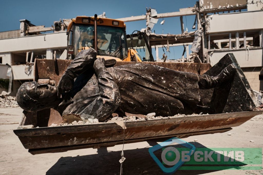З-під завалів Харківського педуніверситету відкопали пам’ятник Григорію Сковороді (відео)