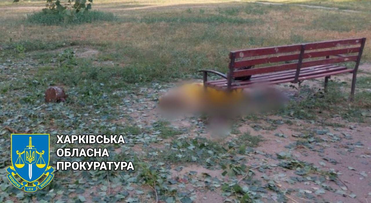 Тело погибшего от обстрела возле лавочки в Немышлянском районе