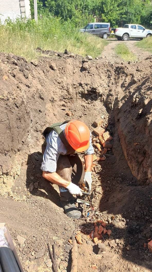 Электрик перекладывает кабель после взрыва