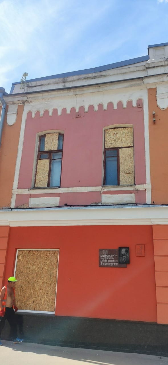 Дом с выбитыми окнами в Харькове