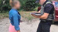 В Харькове полицейские забрали двух дочерей у пьяной матери