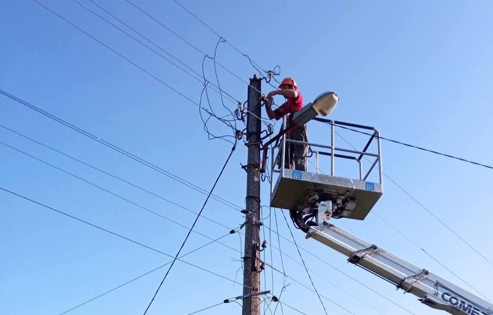 У Чугуєві після нічних «прильотів» відновлюють електропостачання (фото)