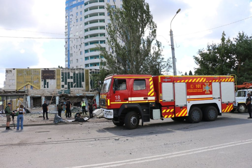 У ДСНС показали наслідки ранкового обстрілу Салтівки (фоторепортаж)