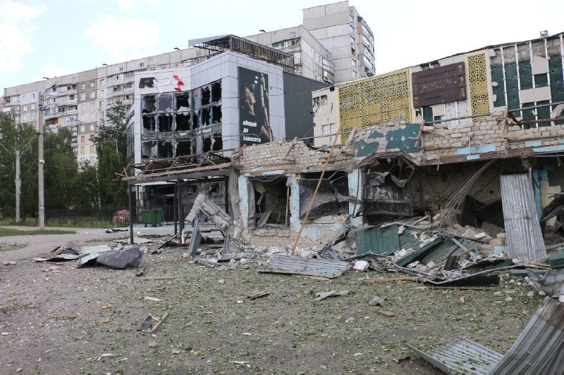 Розтрощена обстрілом будівля на Салтівці в Харкові