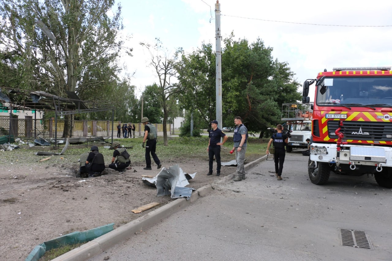 Загиблі та рятувальники на місці обстрілу в Харкові 20 липня