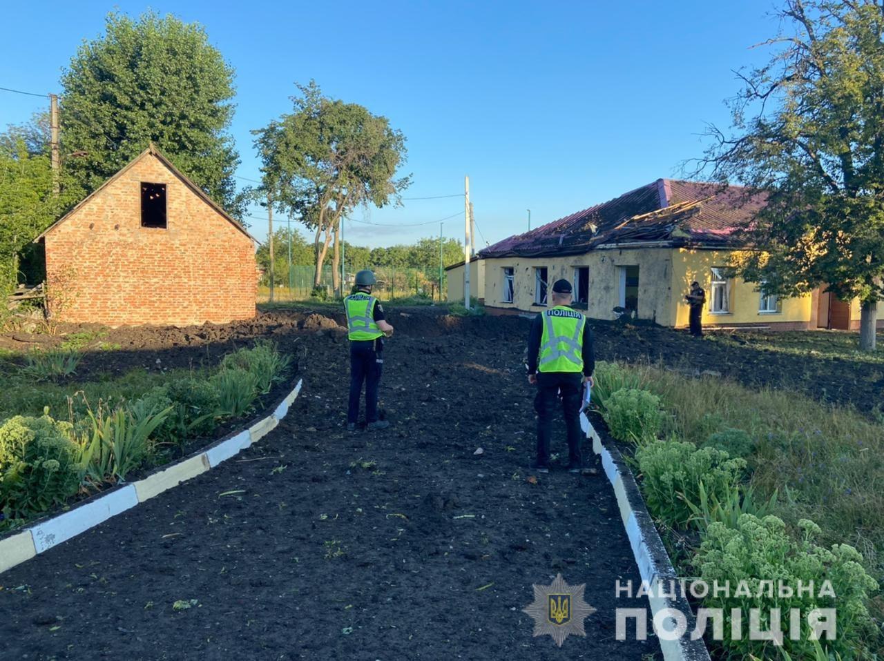 Поліцейські на місці обстрілу біля школи в Чугуєві