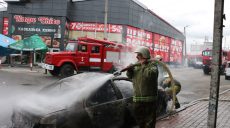 Через ранковий обстріл Харкова загорілися три легкові авто (фото, відео)