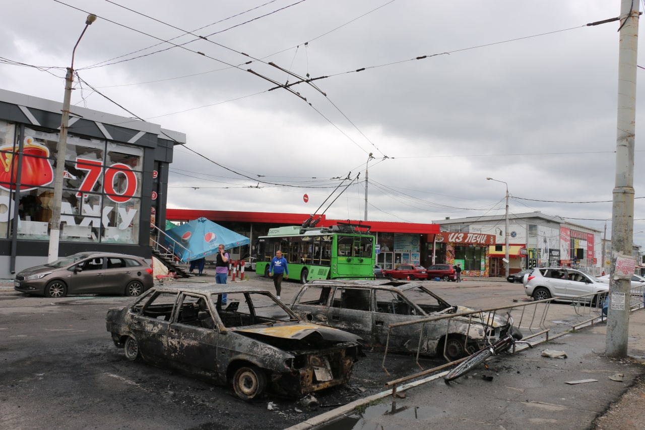 У Харкові згоріли автомобілі через обстріл ринку