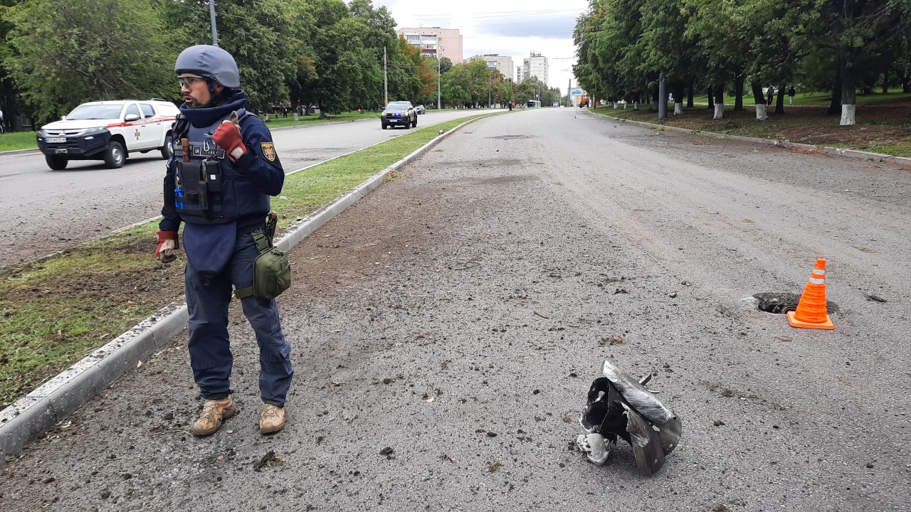 Сапер ДСНС на місці обстрілу в Харкові 21 липня