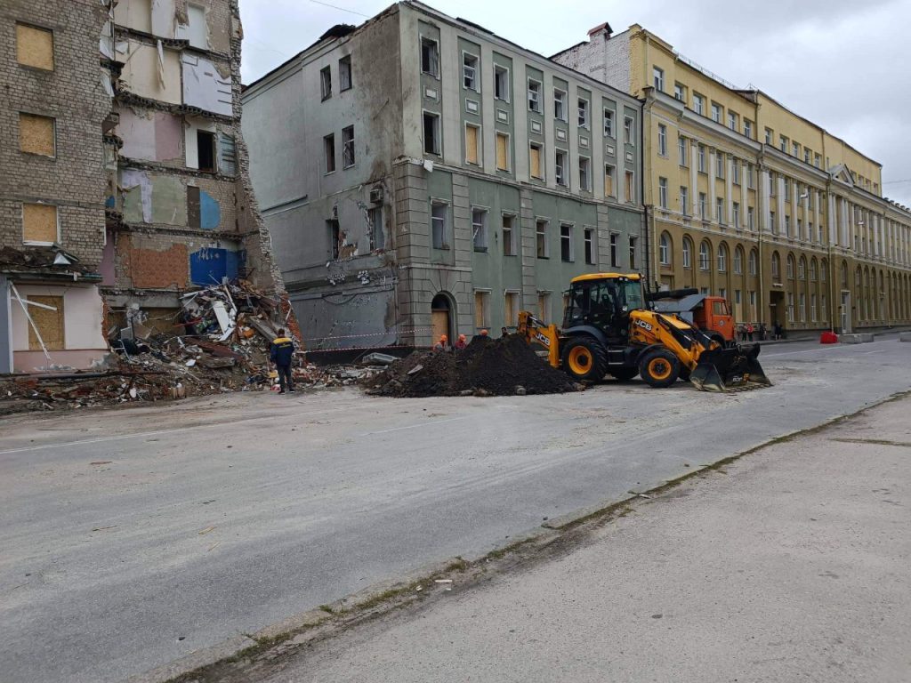 У центрі Харкова відновлюють зруйновані окупантами мережі (фото)