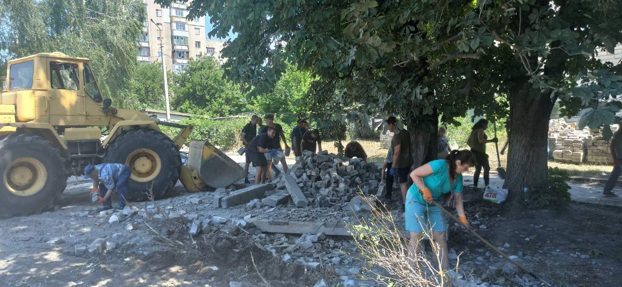 Харків'яни розбирають завали зруйнованої школи в Слобідському районі
