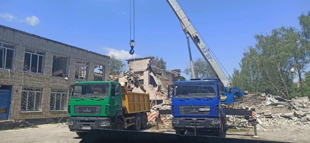 У Харкові розбирають завали зруйнованих Росією шкіл (фоторепортаж)