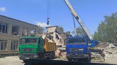 У Харкові розбирають завали зруйнованих Росією шкіл (фоторепортаж)