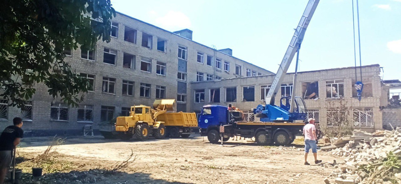 Шкільна будівля в Харкові після російського обстрілу