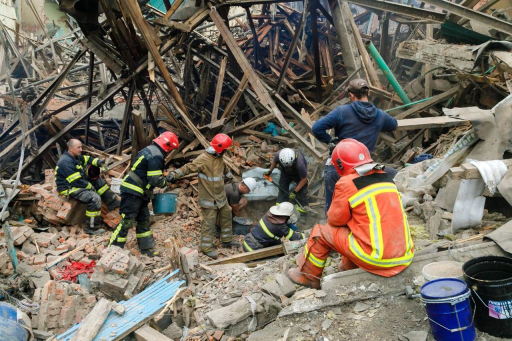 Из-под завалов в Чугуеве достали тело 30-летней женщины — ХОВА
