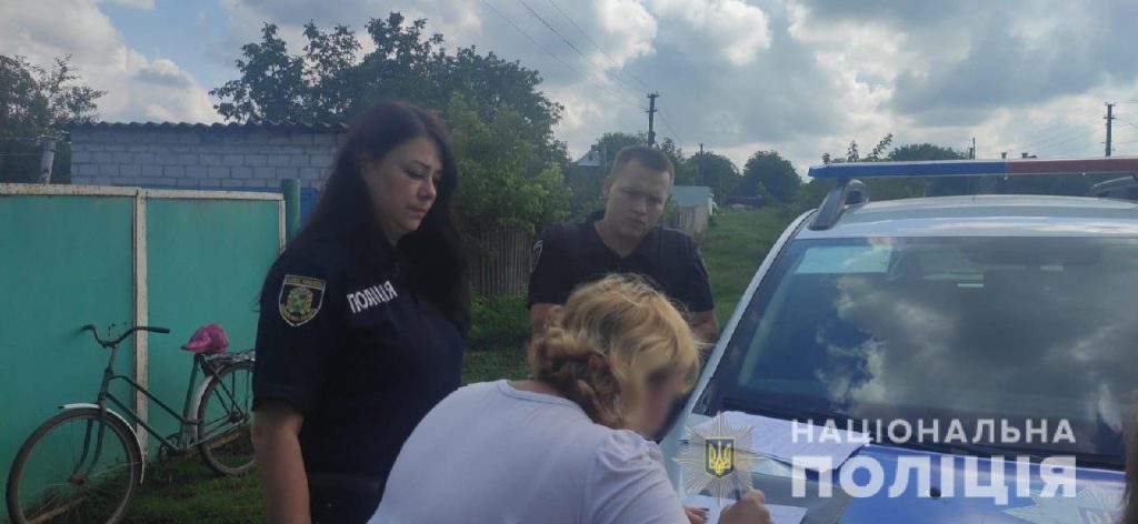 Полицейские на Харьковщине вступились за 16-летнюю, которую унижали мать и отчим