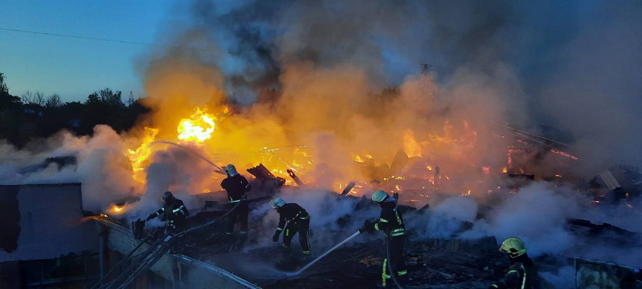 В Харькове загорелось здание училища после российского ракетного обстрела