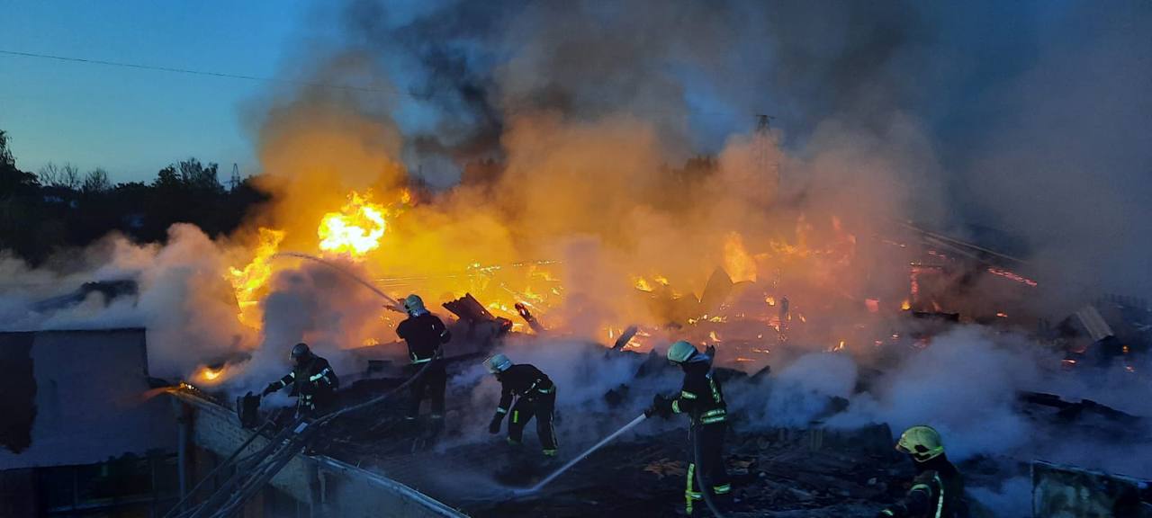 В Харькове загорелось здание училища после российского ракетного обстрела