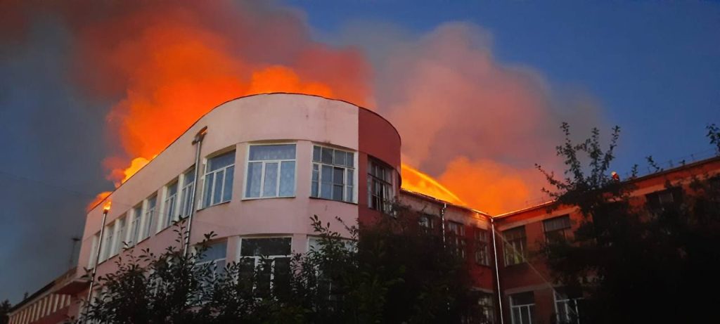 По училищу в Харькове ночью ударили 3 ракеты: фото масштабного пожара