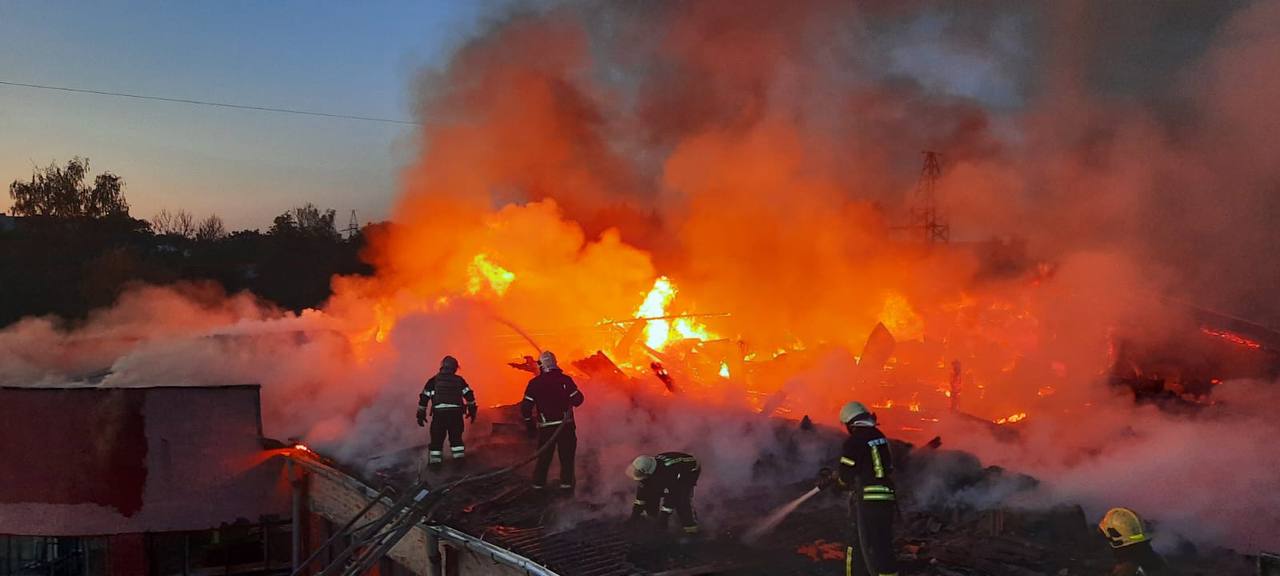 Пожар после ракетного обстрела в Харькове ночью 30 июля