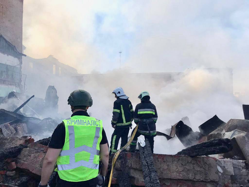 Спасатели на месте пожара в Харькове 30 июля после российского обстрела