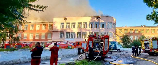 Здание училища в Харькове после обстрела 30 июля - пожар практически погасили