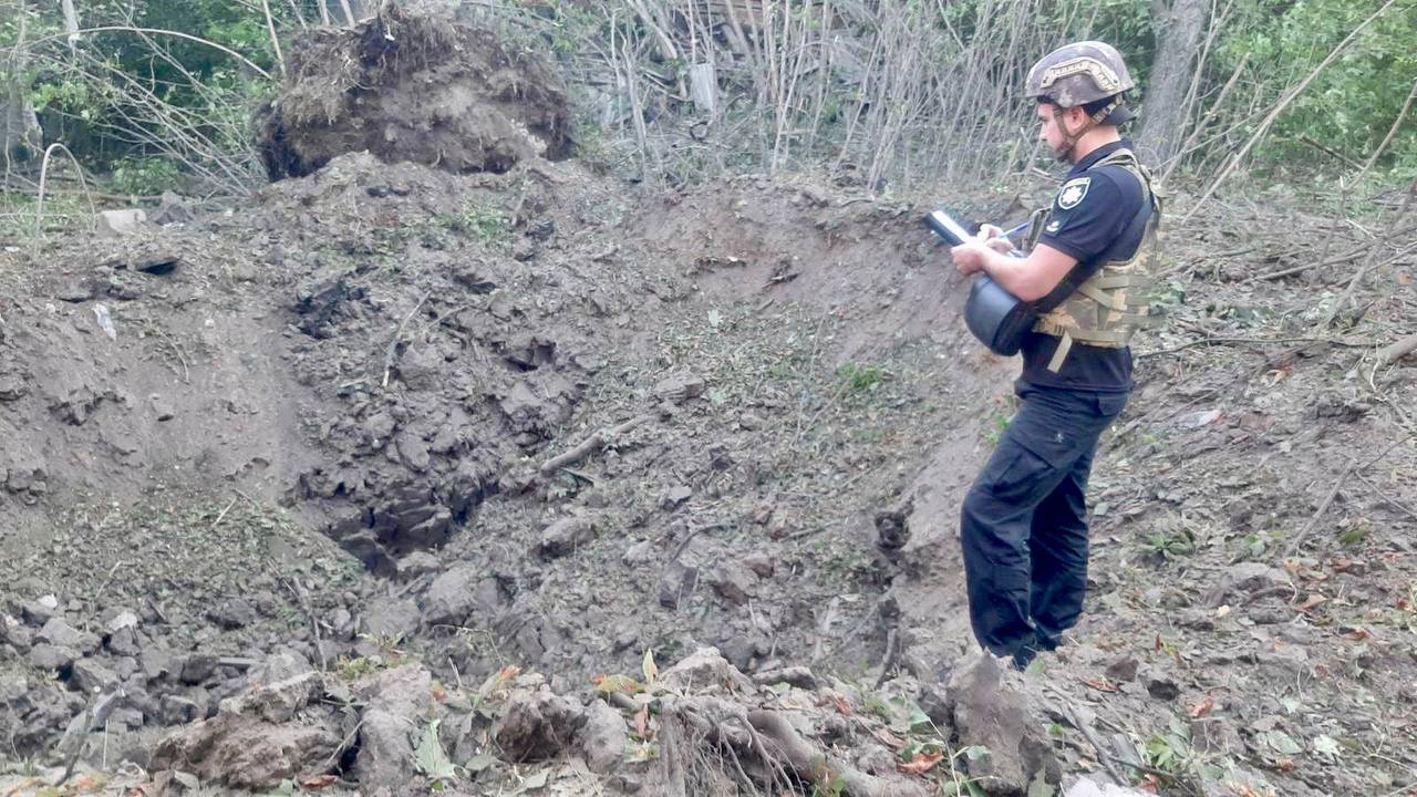 Полицейский у воронки на Холодной горе в Харькове