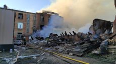Училище в Харькове, попавшее под ракетный обстрел, до сих пор горит (фото)