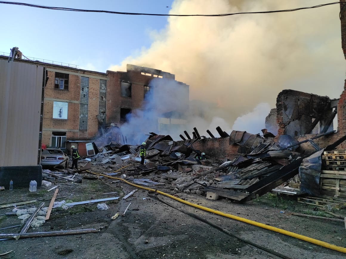 Училище в Харькове, попавшее под ракетный обстрел, до сих пор горит (фото)