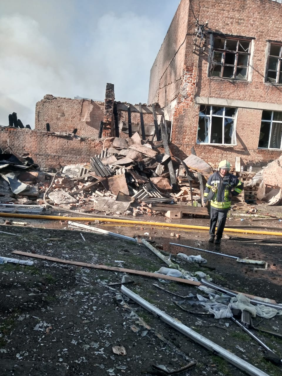 Обрушенное здание училища в Харькове после обстрела 30 июля