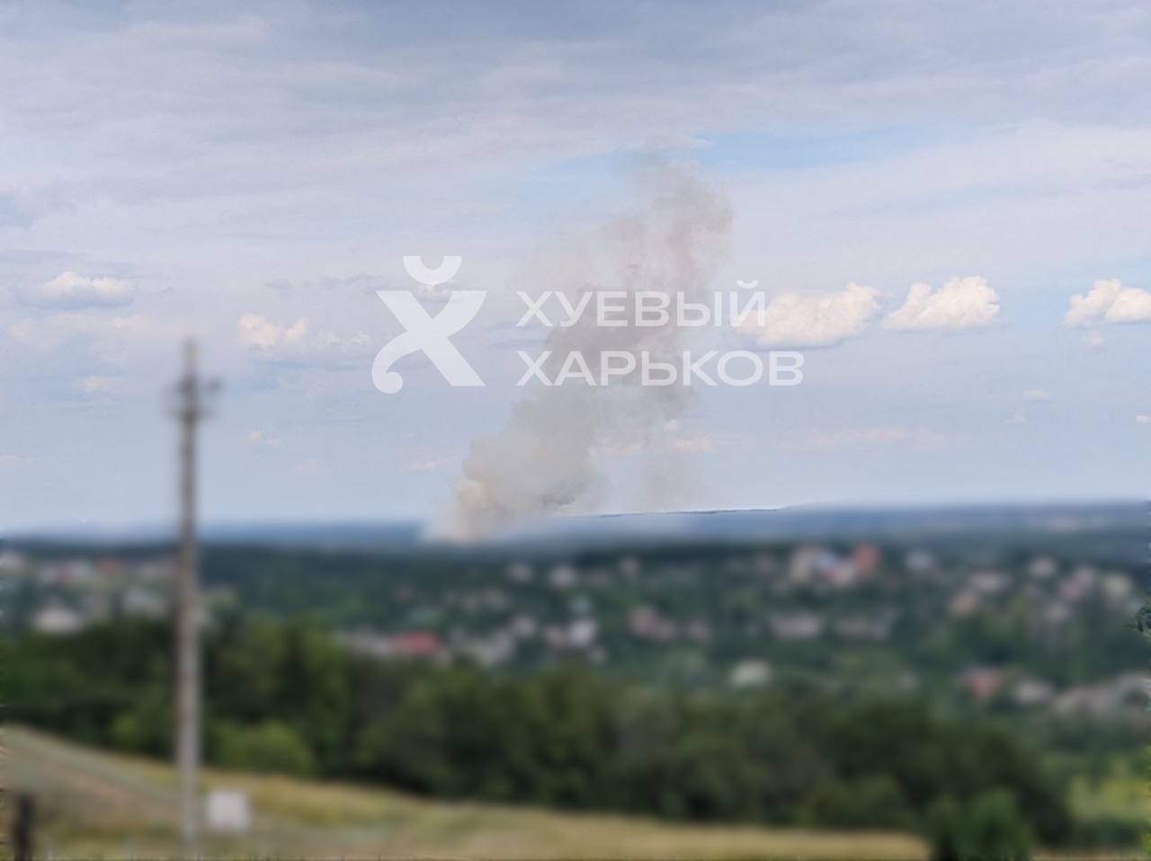 Над Харьковом поднялся дым: жители сообщают о прилете