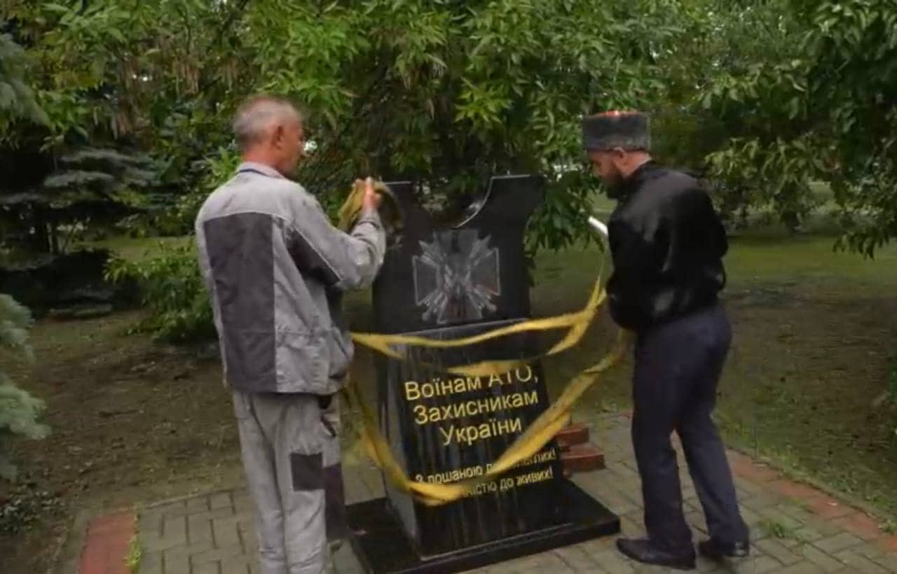 Колаборант із Шевченкового Стрижко зносить пам'ятник воїнам АТО