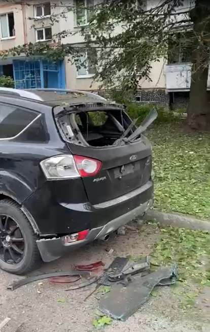 Утренние взрывы в Харькове: снаряд прилетел во двор жилого дома (видео)