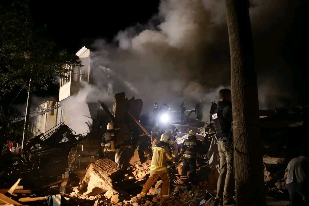 Ракетный удар по Харькову: спасатели ищут людей под завалами