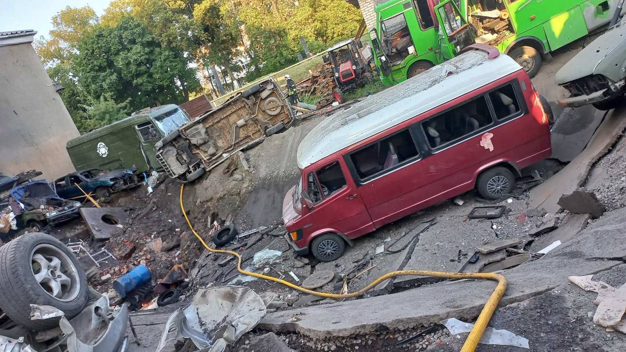 ракетный удар, сгорели машины в Холодногорском районе Харькова 