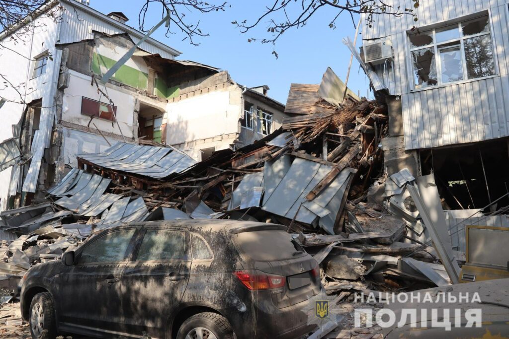 Оккупанты снова обстреляли Харьков ракетами С-300: в полиции показали последствия (фото)