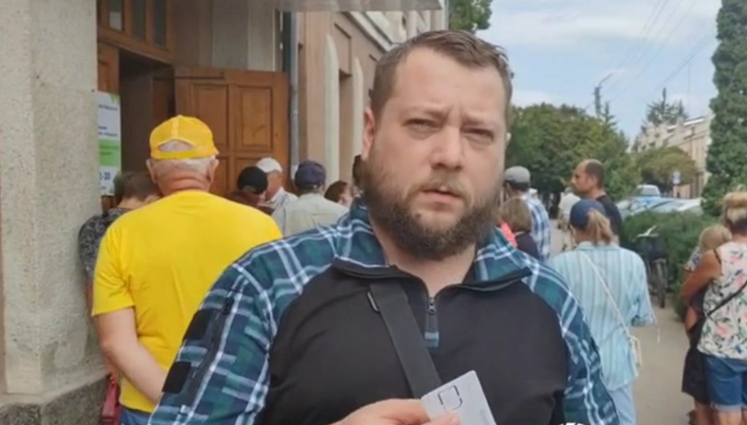 В Волчанске оккупанты начали выдавать российские сим-карты (видео)