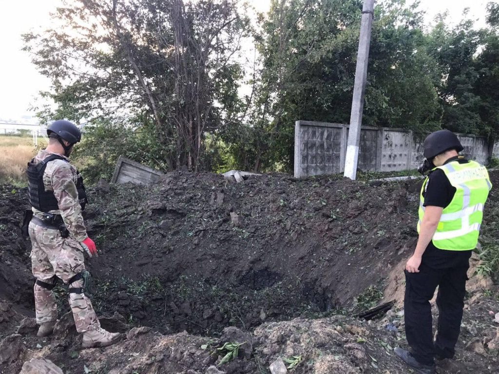 Ракетный удар по Харькову: на месте взрыва огромная воронка, повреждены стены и окна (фото)