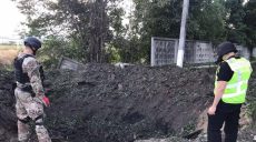 Ракетный удар по Харькову: на месте взрыва огромная воронка, повреждены стены и окна (фото)