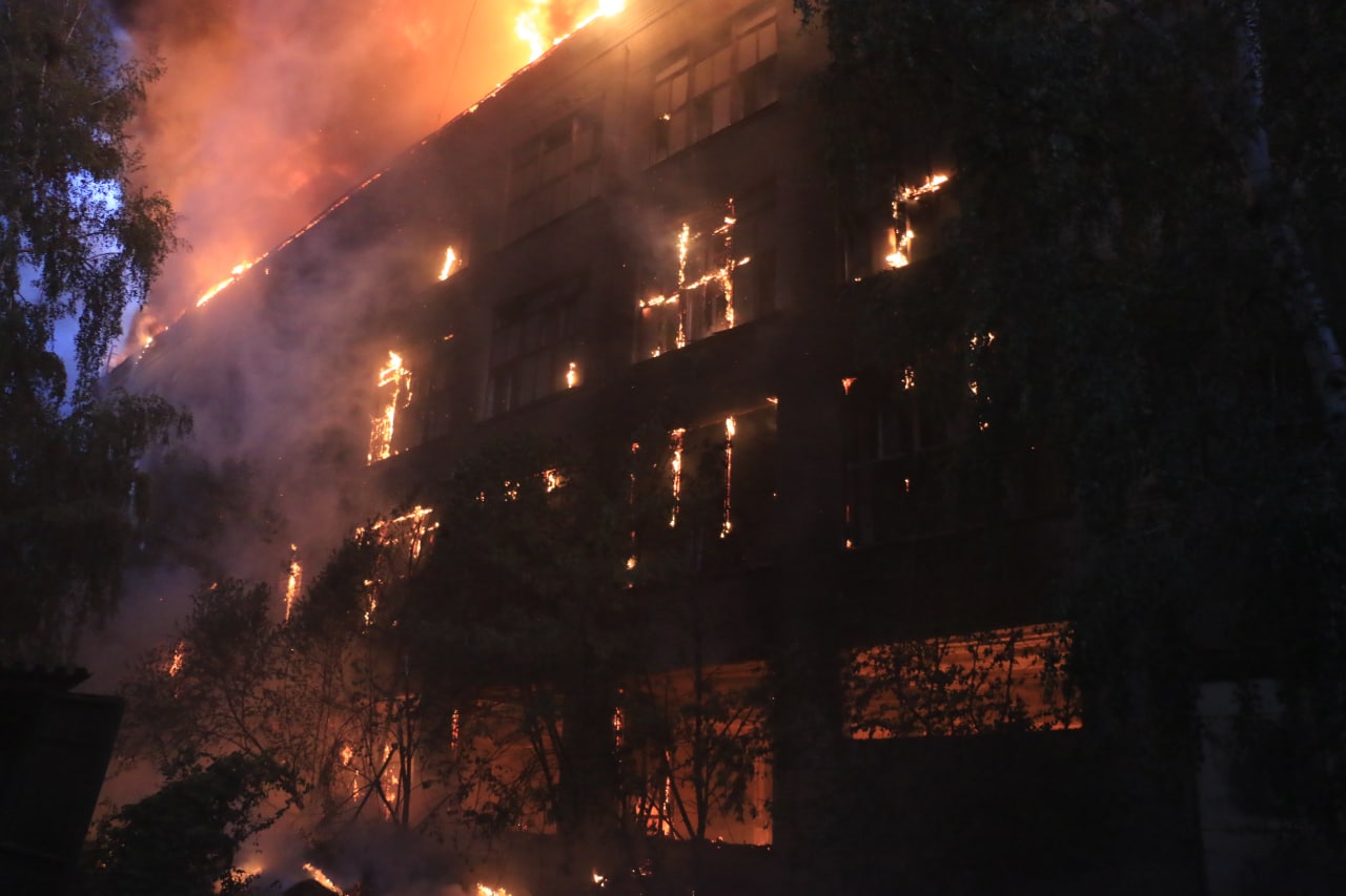 Спасатели локализовали пожар на заводе Шевченко утром 23 августа 2022 г.