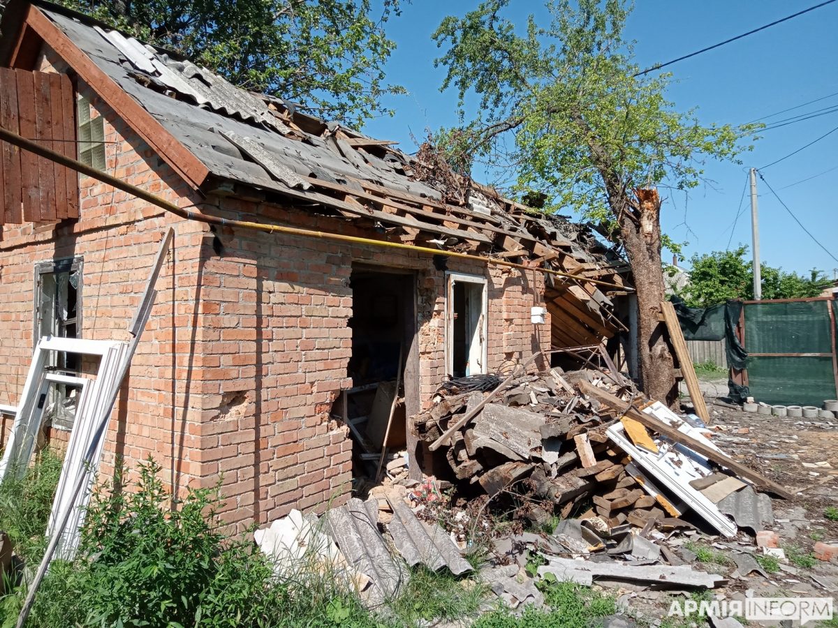 На Дергачевщине за сутки оккупанты разрушили около десяти жилых домов