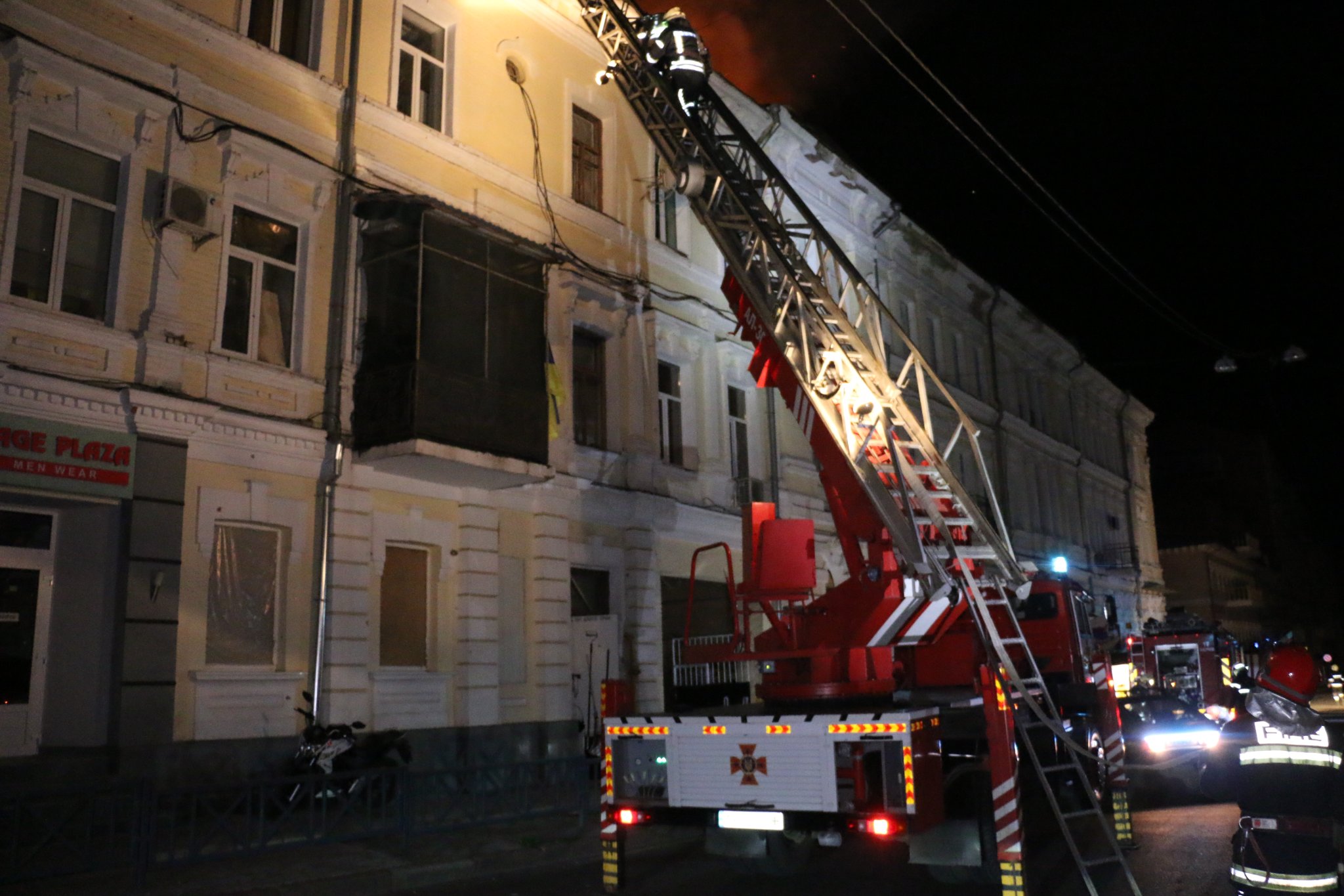 Ночной «прилет» в центр Харькова: пожар в 3-этажном доме тушили около ста спасателей (фото)