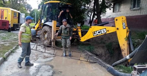 Харьковские коммунальщики продолжают ликвидировать аварии на водоводах
