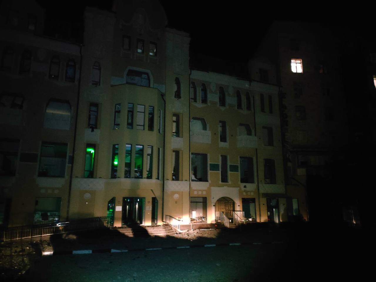 Ночные удары по Харькову: разрушены школа и историческое здание в центре города (фото)