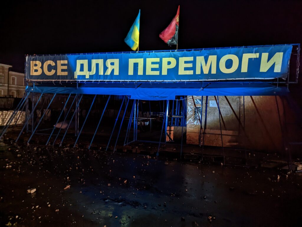 В результате удара по центру Харькова повреждена палатка «Все для победы» (фото)