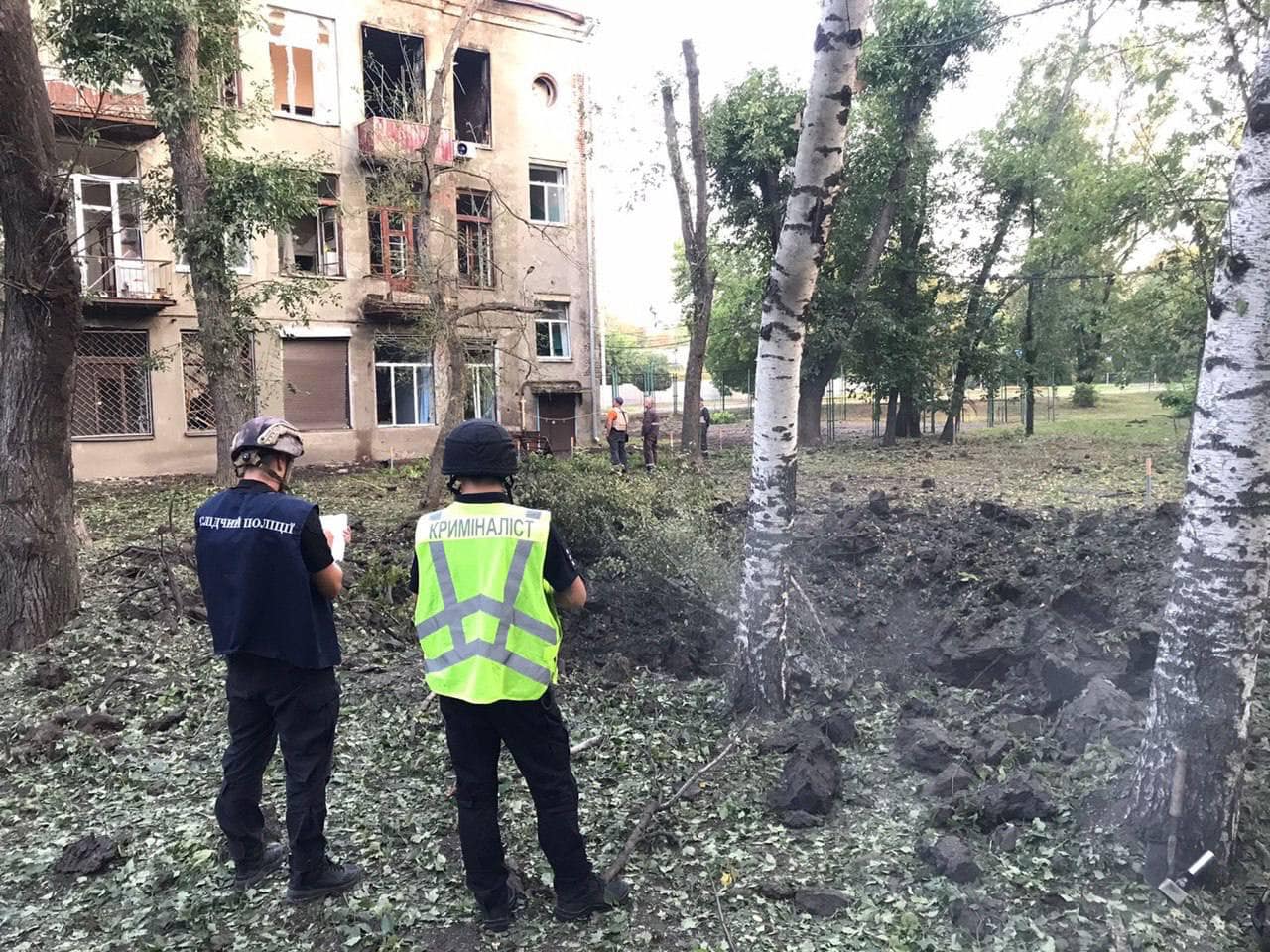 правоохранители фиксируют последствия ночного обстрела Харькова