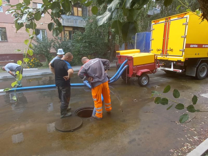 Коммунальщики ремонтируют водоводы в Шевченковском районе Харькова